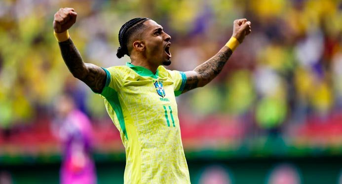 Brasileiro Raphinha é finalista do prêmio FIFA de melhor do mundo