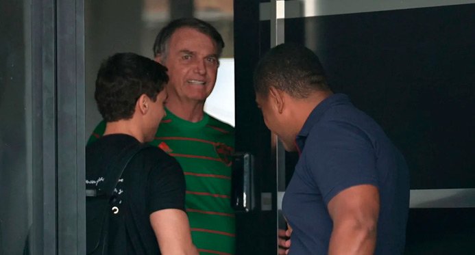 Advogados de Bolsonaro negam que ex-presidente tenha usado celular durante visita de Nikolas