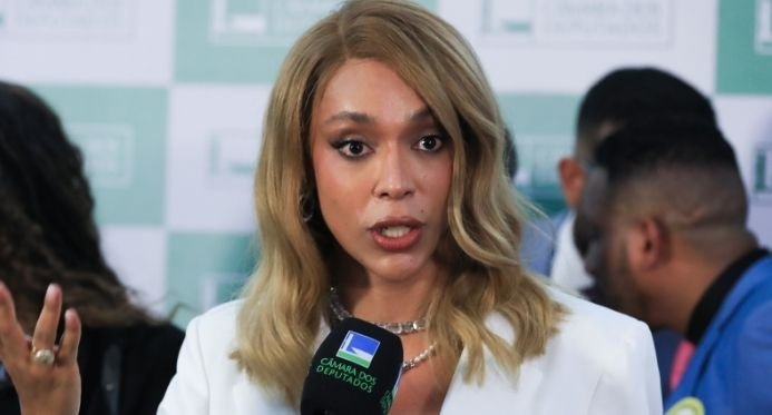 Erika Hilton processa o STF contra Nikolas Ferreira por uso do celular durante visita a Bolsonaro