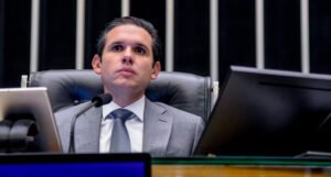 Fuga de Ramagem leva Motta a proibir deputados de votar no exterior