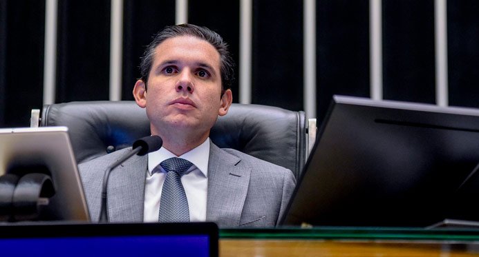 Fuga de Ramagem leva Motta a proibir deputados de votar no exterior