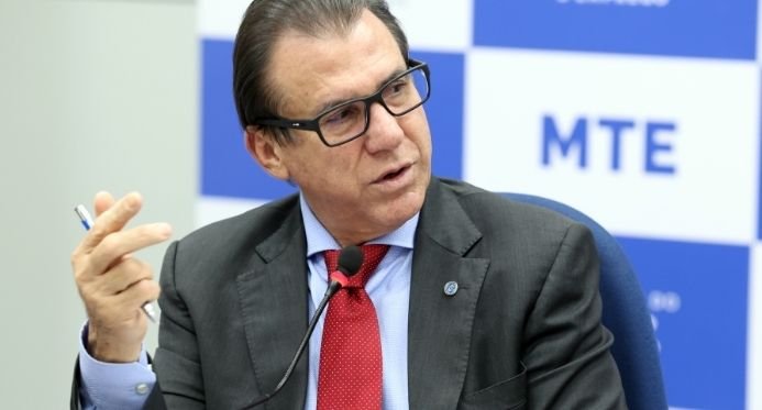 Jornada de trabalho 6x1 é “perversa” e incompatível com a vida moderna, diz Ministro do Trabalho