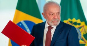 Lula diz que “Brasil deu ao mundo uma lição de democracia” após prisão de Bolsonaro