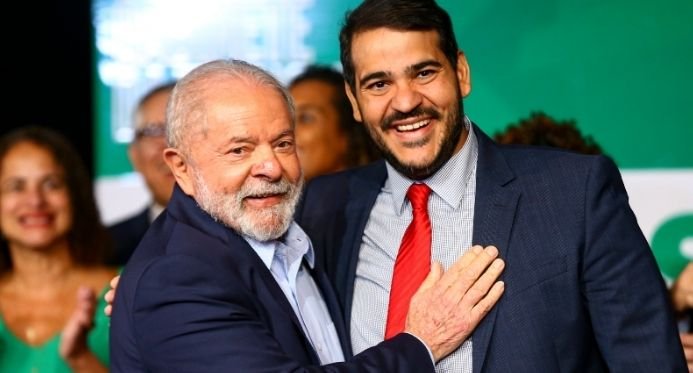 Lula indica Jorge Messias para ocupar cargo de Barroso no STF