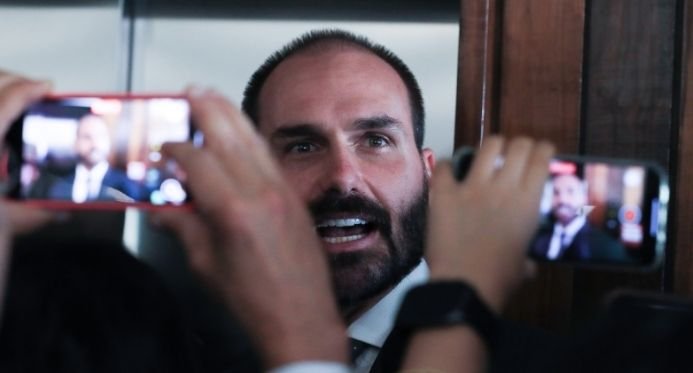 Moraes e Dino votam pelo impeachment de Eduardo Bolsonaro por tentar coagir o STF