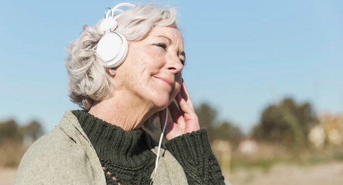 Ouvir música pode reduzir o risco de demência aos 70 anos, diz estudo