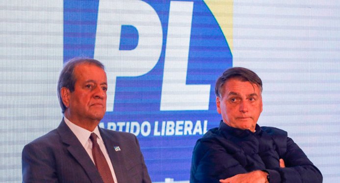 PL suspende atividades partidárias e salário de Bolsonaro