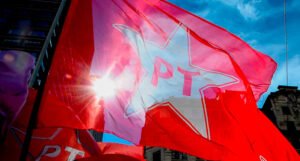 Pesquisa: 24% dos eleitores têm o PT como partido preferencial; 12%PL