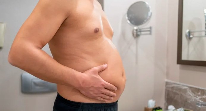 “Barriga de cerveja” está associada a danos cardíacos em homens, diz estudo