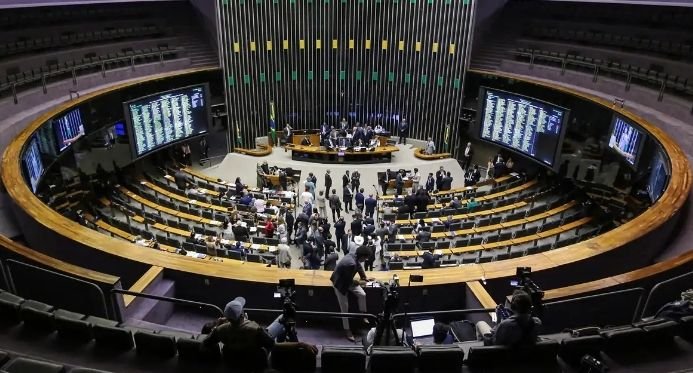 Câmara vota projeto que reduz penas para golpistas e beneficia Bolsonaro