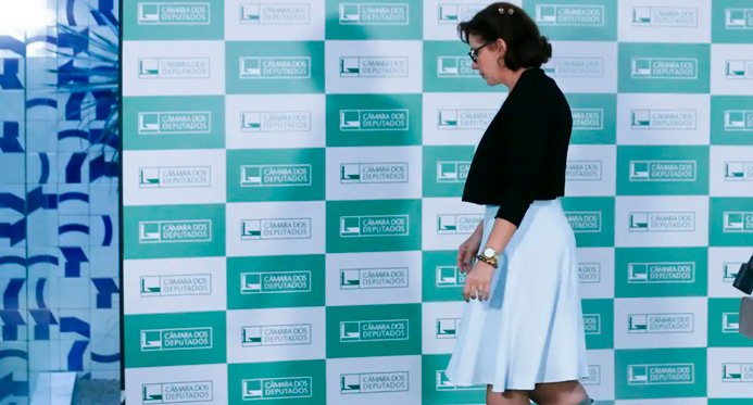 Carla Zambelli renuncia ao mandato; Câmara vai empossar o substitutivo