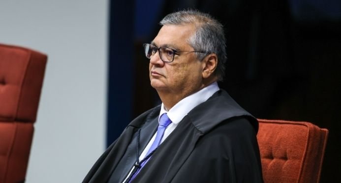 Dino manda revelar nomes e salários pagos com emendas sanitárias