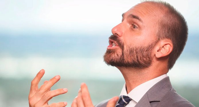 Eduardo Bolsonaro diz que recebe com “pesar” o levantamento de sanções contra Moraes