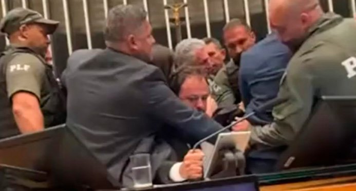 Em protesto contra o impeachment, deputado Glauber Braga é afastado à força da mesa