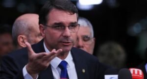 Flávio Bolsonaro indica que candidatura é moeda de troca e ‘tem preço’ a ser retirada