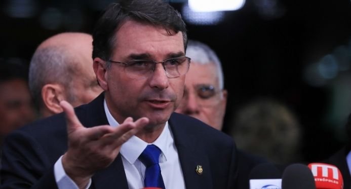Flávio Bolsonaro indica que candidatura é moeda de troca e ‘tem preço’ a ser retirada