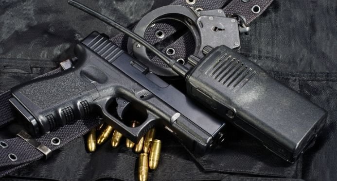 Decreto de Bolsonaro favoreceu o desvio de armas para o crime organizado, diz estudo