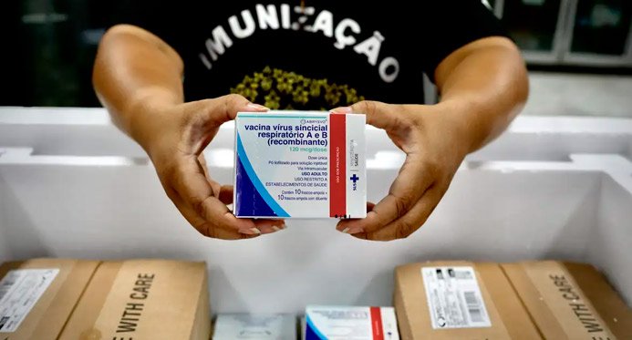 Governo começa a distribuir vacina contra o vírus sincicial respiratório