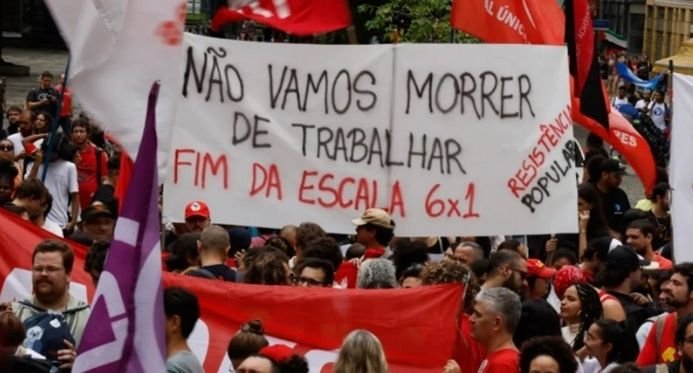 Governo e Erika Hilton rejeitam relatório que mantém escala 6x1 e defende rota 5x2