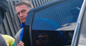 Tribunal suspende benefícios vitalícios durante prisão de Bolsonaro