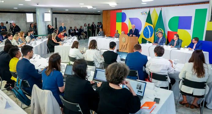 Lula diz que vetará projeto que beneficia condenados por golpes