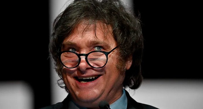 Milei compartilha post que mostra o Brasil como uma favela e a Argentina futurista