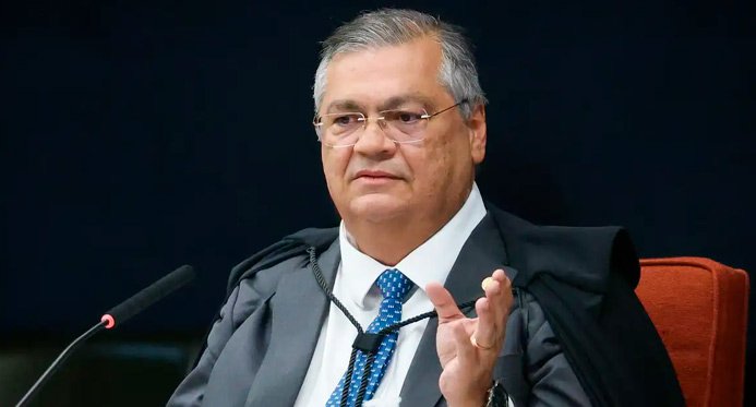 Flávio Dino proíbe aprovação de emendas a Eduardo Bolsonaro e Ramagem