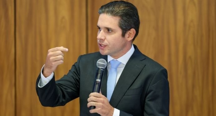 Motta inicia ritual para acusar Eduardo Bolsonaro por faltas excessivas e quer decisão antes do recesso