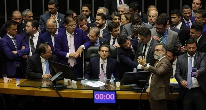 Na madrugada, Câmara aprova projeto que reduz penas para 8 de janeiro e beneficia Bolsonaro