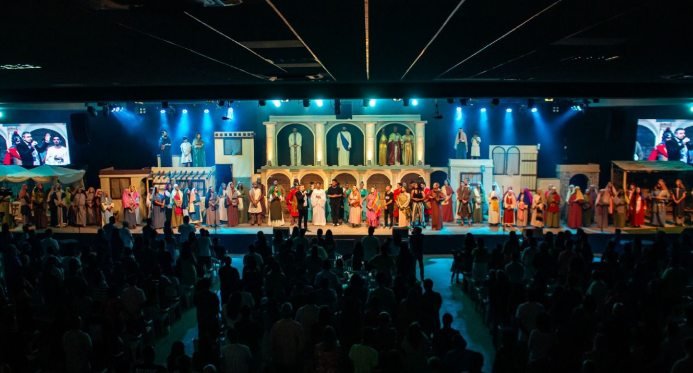 Artistas vão se apresentar com uma orquestra ao vivo durante musical de Natal em Vitória