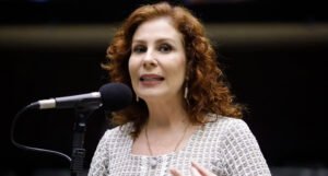 Presa na Itália, mandato de Carla Zambelli é mantido pelo plenário da Câmara