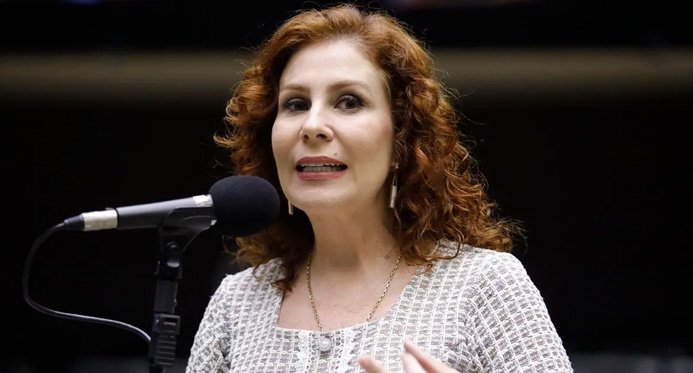 Presa na Itália, mandato de Carla Zambelli é mantido pelo plenário da Câmara