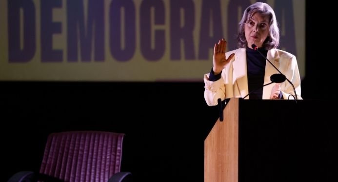 “Se tivessem dado um golpe de Estado, eu estaria na prisão”, declara Cármen Lúcia