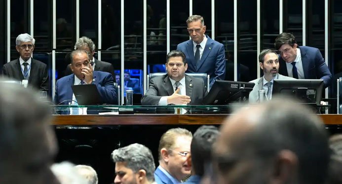 Senado aprova redução de penas para condenados por 1/8 e trama golpista