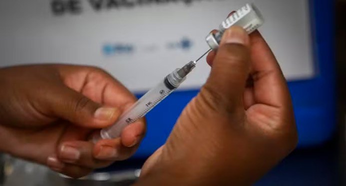 Vacina brasileira contra dengue começa a ser aplicada em profissionais de saúde em janeiro