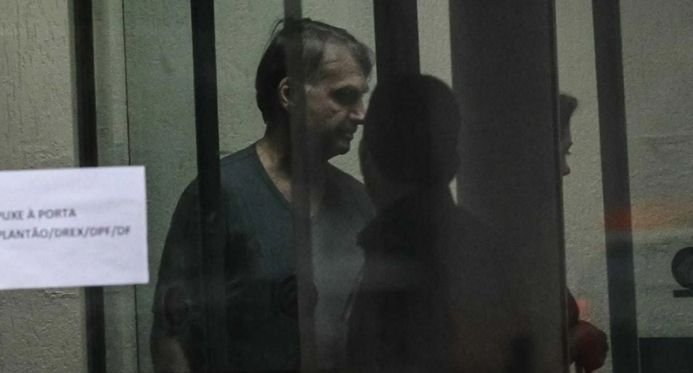 54% consideram justa prisão de Bolsonaro e 34% defendem punição em casa, segundo pesquisa