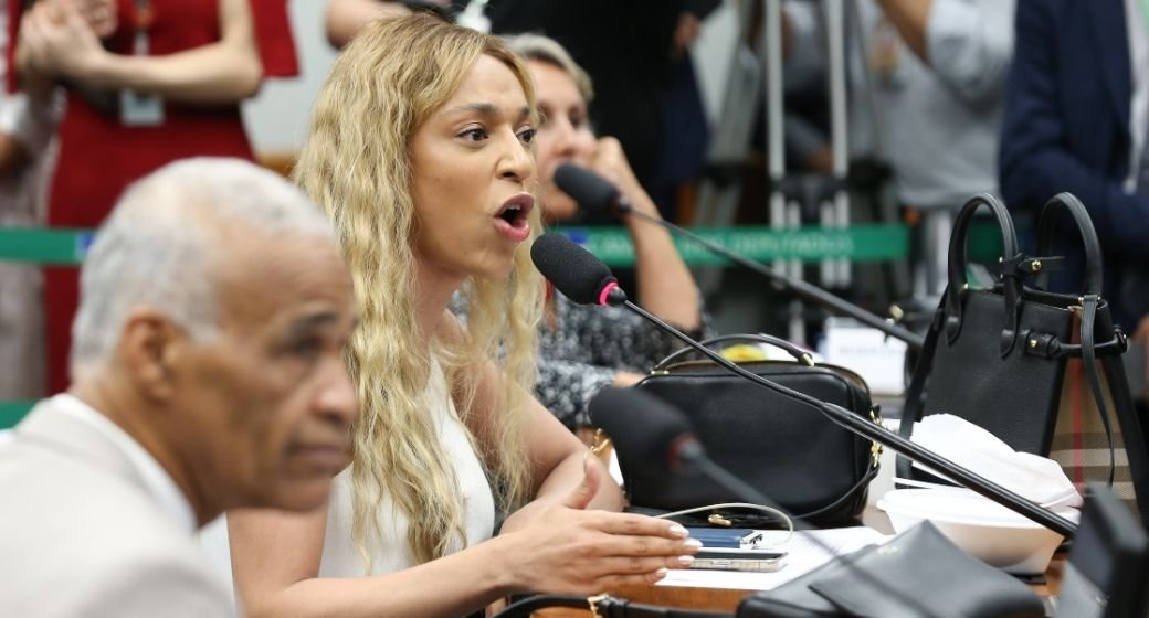 Após denúncia de Erika Hilton, agências federais exigem que X impeça a criação de deepfakes sexuais em Grok