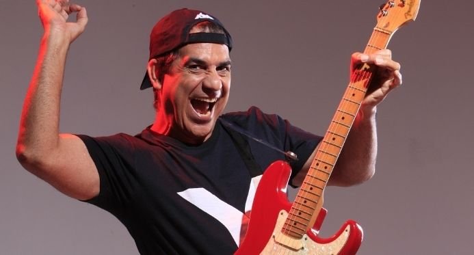 Durval Lelys faz show gratuito nesta sexta-feira no Verão Guriri 2026