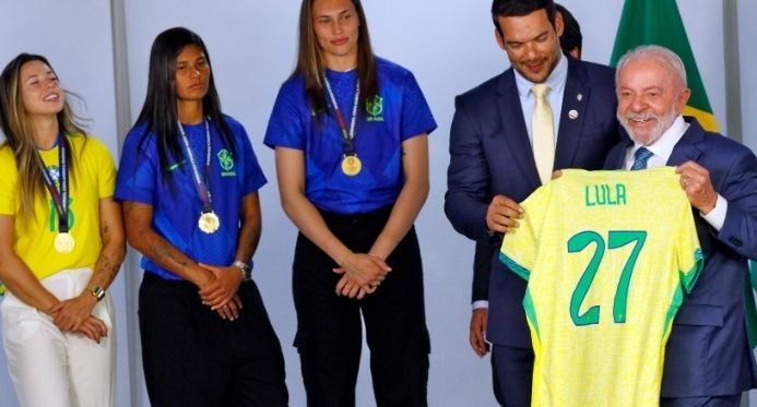 Lula assina deputado que garante proteção de direitos para a Copa do Mundo Feminina no Brasil