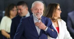 Lula garante lucro real e anuncia reajuste de 5,4% no salário mínimo dos professores