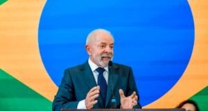 Lula sanciona lei que proíbe descontos automáticos em benefícios do INSS