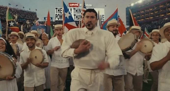 Bad Bunny exalta cultura latina no Super Bowl, cita o Brasil e recebe críticas de Trump