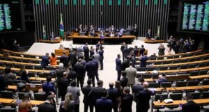 Câmara aprova PL Antifação, mas proíbe uso de impostos sobre apostas por questões de segurança