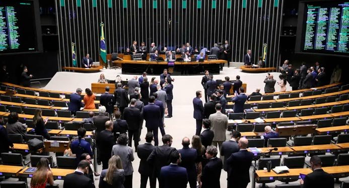 Câmara aprova PL Antifação, mas proíbe uso de impostos sobre apostas por questões de segurança