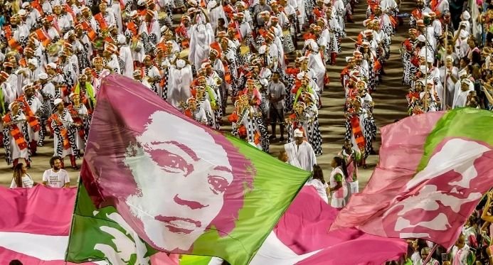 Carnaval gera mais retorno à economia que setores da indústria, afirma economista