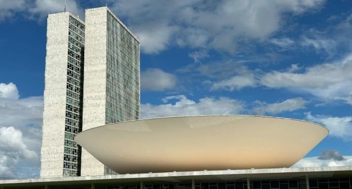 Congresso aprova reajuste que permite salários de até R$ 77 mil para servidores