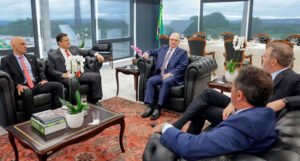 Cúpula de Poderes define regra de transição para fim de benefícios extras extras