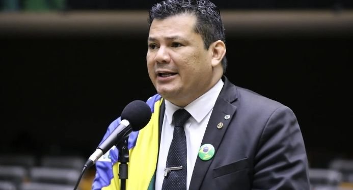 Gilvan da Federal é condenado a 3 anos por ataques a diretor de escola