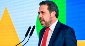 Governo prioriza fim da escala 6x1 e PEC da Segurança em 2026, diz Boulos