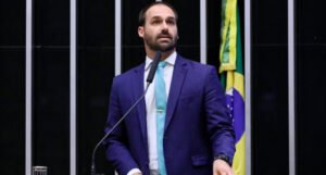 Moraes manda notificar Eduardo Bolsonaro sobre abertura de processo criminal
